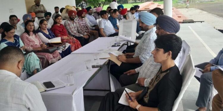 ਆਜ਼ਾਦੀ ਦਿਹਾੜੇ ਦੀਆਂ ਤਿਆਰੀਆਂ ਜ਼ੋਰਾਂ ਤੇ, ਫੁੱਲ ਡਰੈਸ ਰਿਹਰਸਲ 13 ਨੂੰ ਵਧੀਕ ਡਿਪਟੀ ਕਮਿਸ਼ਨਰ ਵੱਲੋਂ ਸਰਕਾਰੀ ਕਾਲਜ, ਫੇਜ਼ 6 ਵਿਖੇ ਅਧਿਕਾਰੀਆਂ ਨਾਲ ਮੀਟਿੰਗ