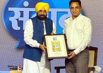 ਪੰਜਾਬ ਦੇ ਮੁੱਖ ਮੰਤਰੀ ਭਗਵੰਤ ਮਾਨ ਨੇ ਸੀ ਜੀ ਸੀ ਝੰਜੇੜੀ ਦੇ ਪ੍ਰੈਜ਼ੀਡੈਂਟ ਰਸ਼ਪਾਲ ਸਿੰਘ ਧਾਲੀਵਾਲ ਨੂੰ ਸਨਮਾਨਿਤ ਕੀਤਾ