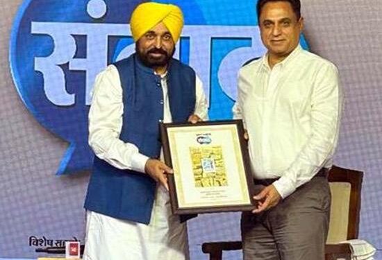 ਪੰਜਾਬ ਦੇ ਮੁੱਖ ਮੰਤਰੀ ਭਗਵੰਤ ਮਾਨ ਨੇ ਸੀ ਜੀ ਸੀ ਝੰਜੇੜੀ ਦੇ ਪ੍ਰੈਜ਼ੀਡੈਂਟ ਰਸ਼ਪਾਲ ਸਿੰਘ ਧਾਲੀਵਾਲ ਨੂੰ ਸਨਮਾਨਿਤ ਕੀਤਾ