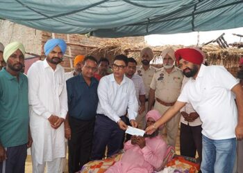 ਬਾਰਸ਼ ਨਾਲ ਘਰ ਦੀ ਛੱਤ ਡਿੱਗਣ ਕਾਰਨ ਮ੍ਰਿਤਕਾ ਦੇ ਪਤੀ ਨੂੰ 4 ਲੱਖ ਰੁਪਏ ਦੇ ਚੈੱਕ ਸੌਂਪੇ