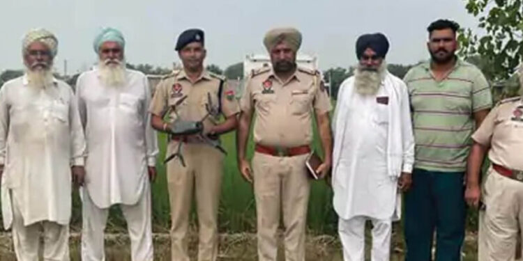 ਅੰਮ੍ਰਿਤਸਰ ਪੁਲੀਸ ਨੇ ਕਾਰਵਾਈ ਦੌਰਾਨ ਅਟਾਰੀ ਸਰਹੱਦ ਨੇੜਿਓਂ ਬਰਾਮਦ ਕੀਤਾ ਡਰੋਨ, ਦੋ ਤਸਕਰਾਂ ਖਿਲਾਫ਼ ਮਾਮਲਾ ਦਰਜ