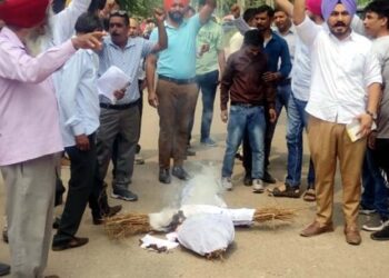 ਬਿਜਲੀ ਮੁਲਾਜ਼ਮਾਂ ਨੇ ਐਕਸ਼ੀਅਨ ਦਫਤਰ ਅੱਗੇ ਐਸਮਾ ਦੀਆਂ ਕਾਪੀਆਂ ਅਤੇ ਪੰਜਾਬ ਸਰਕਾਰ ਦੀ ਅਰਥੀ ਸਾੜੀ