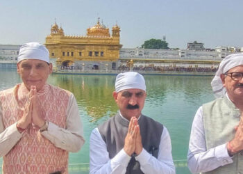 ਗਵਰਨਰ ਬਨਵਾਰੀ ਲਾਲ ਪੁਰੋਹਿਤ ਅਤੇ ਸੁਖਵਿੰਦਰ ਸੁੱਖੂ ਸ੍ਰੀ ਹਰਿਮੰਦਰ ਸਾਹਿਬ ਵਿਖੇ ਨਤਮਸਤਕ