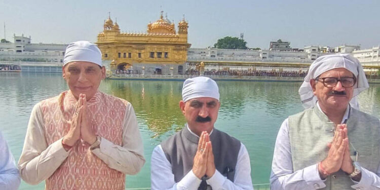 ਗਵਰਨਰ ਬਨਵਾਰੀ ਲਾਲ ਪੁਰੋਹਿਤ ਅਤੇ ਸੁਖਵਿੰਦਰ ਸੁੱਖੂ ਸ੍ਰੀ ਹਰਿਮੰਦਰ ਸਾਹਿਬ ਵਿਖੇ ਨਤਮਸਤਕ