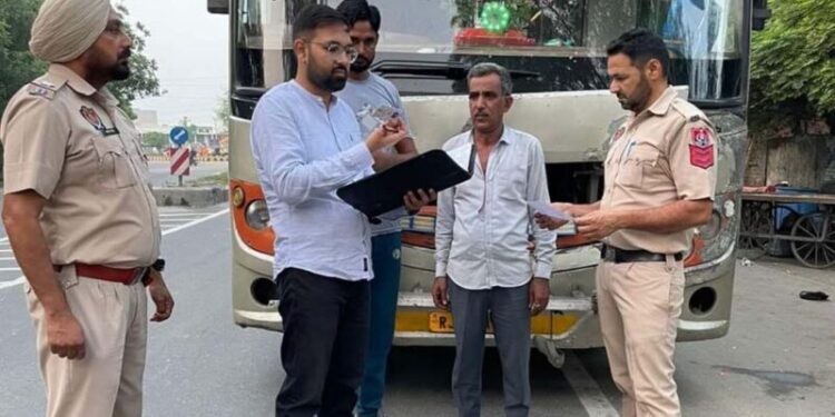 ਸਕੱਤਰ ਰੀਜਨਲ ਟਰਾਂਸਪੋਰਟ ਅਥਾਰਿਟੀ ਵਲੋਂ ਗੱਡੀਆਂ ਦੀ ਚੈਕਿੰਗ, 30 ਗੱਡੀਆਂ ਦੇ ਕੱਟੇ ਗਏ ਚਲਾਣ