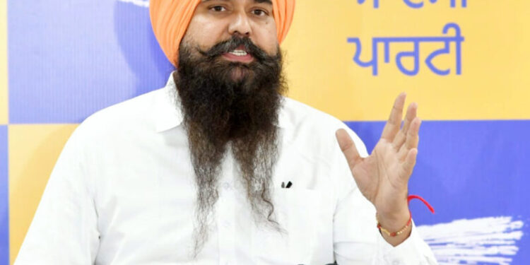 ਇੱਕ ਰਾਸ਼ਟਰ ਇੱਕ ਚੋਣ ਦਾ ਸੰਕਲਪ ਭਾਰਤ ਵਿੱਚ ਅਮਲੀ ਰੂਪ ਵਿੱਚ ਸੰਭਵ ਨਹੀਂ: ਮਲਵਿੰਦਰ ਸਿੰਘ ਕੰਗ ਇਕ ਰਾਸ਼ਟਰ, ਇਕ ਚੋਣ ਦੇ ਵਿਚਾਰ ਦੇ ਵਿਰੋਧ ਵਿੱਚ ਆਈ ਆਮ ਆਦਮੀ ਪਾਰਟੀ