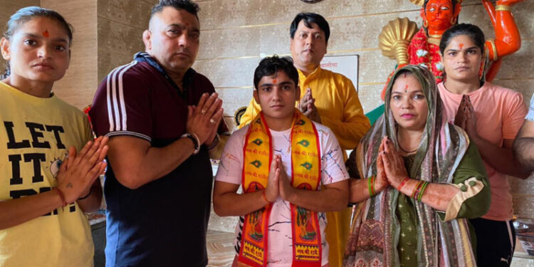 ਵਿਸ਼ਵ ਕੁਸ਼ਤੀ ਚੈਂਪੀਅਨਸ਼ਿਪ ਲਈ ਚੁਣੀ ਗਈ ਨੀਲਮ ਨੇ ਸ਼੍ਰੀ ਹਨੁਮਾਨ ਮੰਦਿਰ ਫੇਜ਼ 6 ਵਿੱਚ ਮੱਥਾ ਟੇਕਿਆ