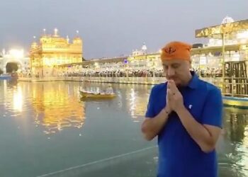 ਸੱਚਖੰਡ ਸ੍ਰੀ ਹਰਿਮੰਦਰ ਸਾਹਿਬ ਵਿਖੇ ਨਤਮਸਤਕ ਹੋਏ ਅਨੁਪਮ ਖੇਰ