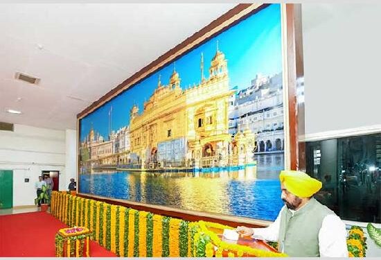 ਸਿਵਲ ਸਕੱਤਰੇਤ ਦੇ ਮੇਨ ਗੇਟ ‘ਤੇ ਸੱਚਖੰਡ ਸ੍ਰੀ ਹਰਿਮੰਦਰ ਸਾਹਿਬ ਦੀ ਲਾਈ ਤਸਵੀਰ