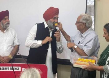 ਮੁਹਾਲੀ ਸੀਨੀਅਰ ਸਿਟੀਜਨ ਐਸੋਸੀਏਸ਼ਨ ਨੇ ਡਿਪਟੀ ਮੇਅਰ ਕੁਲਜੀਤ ਸਿੰਘ ਬੇਦੀ ਨੂੰ ਸਨਮਾਨਿਤ ਕੀਤਾ ਬਿਰਧ ਆਸ਼ਰਮ ਵਾਸਤੇ ਜ਼ਮੀਨ ਮਿਲਣ ਉੱਤੇ ਵੰਡੇ ਲੱਡੂ