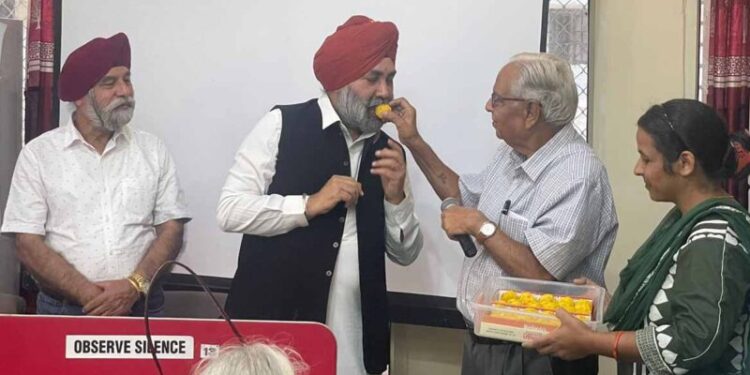 ਮੁਹਾਲੀ ਸੀਨੀਅਰ ਸਿਟੀਜਨ ਐਸੋਸੀਏਸ਼ਨ ਨੇ ਡਿਪਟੀ ਮੇਅਰ ਕੁਲਜੀਤ ਸਿੰਘ ਬੇਦੀ ਨੂੰ ਸਨਮਾਨਿਤ ਕੀਤਾ ਬਿਰਧ ਆਸ਼ਰਮ ਵਾਸਤੇ ਜ਼ਮੀਨ ਮਿਲਣ ਉੱਤੇ ਵੰਡੇ ਲੱਡੂ