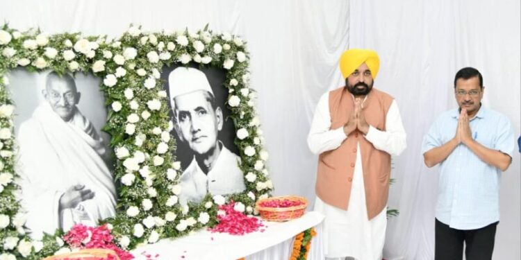 ਮਹਾਤਮਾ ਗਾਂਧੀ ਅਤੇ ਲਾਲ ਬਹਾਦਰ ਸ਼ਾਸਤਰੀ ਨੂੰ ਉਨ੍ਹਾਂ ਦੇ ਜਨਮ ਦਿਵਸ ਮੌਕੇ ਸ਼ਰਧਾ ਦੇ ਫੁੱਲ ਭੇਟ ਕੀਤੇ
