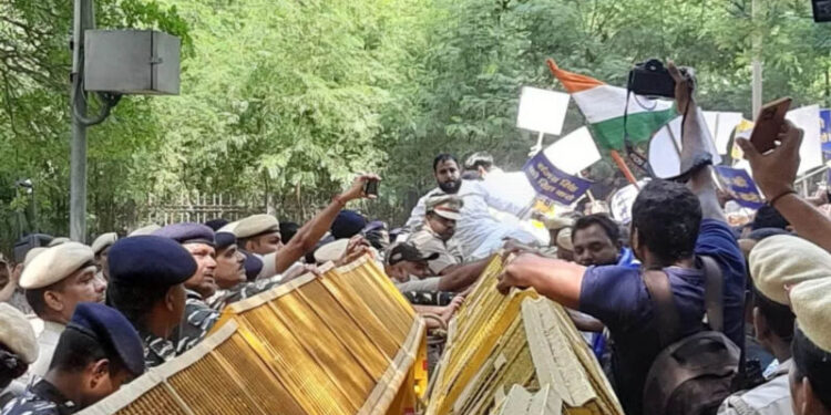 ਸੰਜੇ ਸਿੰਘ ਦੀ ਗ੍ਰਿਫਤਾਰੀ ਖਿਲਾਫ ਦਿੱਲੀ ਵਿੱਚ ਆਪ ਵਰਕਰਾਂ ਦਾ ਪ੍ਰਦਰਸ਼ਨ ਸੁਰੱਖਿਆ ਕਰਮਚਾਰੀਆਂ ਨਾਲ ਹੋਈ ਝੜਪ