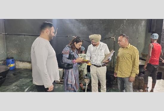 ਤਿਉਹਾਰਾਂ ਦੇ ਮੱਦੇਨਜ਼ਰ ਜ਼ਿਲ੍ਹੇ ‘ਚ ਖਾਣ-ਪੀਣ ਵਾਲੀਆਂ ਵਸਤਾਂ ਦੇ ਲਏ ਗਏ 54 ਸੈਂਪਲ