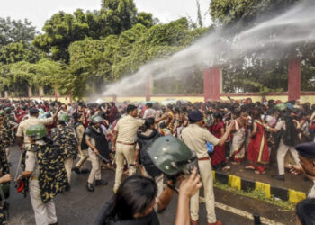 ਬਿਹਾਰ ਵਿਧਾਨ ਸਭਾ ਦੇ ਬਾਹਰ ਪ੍ਰਦਰਸ਼ਨ ਕਰ ਰਹੇ ਆਂਗਣਵਾੜੀ ਵਰਕਰਾਂ ਤੇ ਪੁਲੀਸ ਨੇ ਜਲ ਤੋਪਾਂ ਵਰਤੀਆਂ