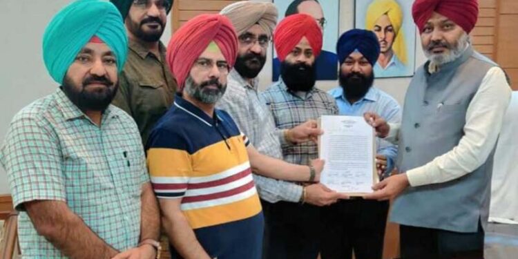 ਸਿਵਲ ਸਕੱਤਰੇਤ ਦੀਆਂ ਮੁਲਾਜ਼ਮ ਜਥੇਬੰਦੀਆਂ ਦੇ ਆਗੂਆਂ ਨੇ ਵਿੱਤ ਮੰਤਰੀ ਹਰਪਾਲ ਚੀਮਾ ਨਾਲ ਕੀਤੀ ਮੀਟਿੰਗ