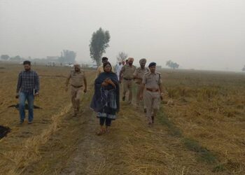 DC ਅਤੇ SSP ਨੇ ਖੇਤਾਂ ਵਿੱਚ ਜਾ ਕੇ ਪਰਾਲੀ ਨੂੰ ਲੱਗੀ ਹੋਈ ਅੱਗ ਨੂੰ ਮੌਕੇ ‘ਤੇ ਜਾ ਕੇ ਬੁਝਵਾਇਆ