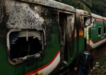 ਬੰਗਲਾਦੇਸ਼ ਵਿੱਚ ਅਣਪਛਾਤੇ ਵਿਅਕਤੀਆਂ ਵੱਲੋਂ ਰੇਲ ਗੱਡੀ ਨੂੰ ਅੱਗ ਲਗਾਉਣ ਕਾਰਨ 4 ਮੌਤਾਂ