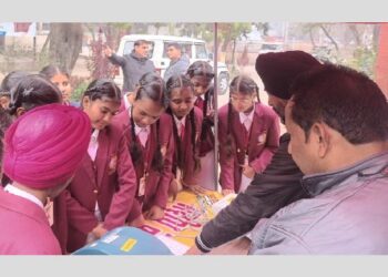 ਸਕੂਲ ਆਫ਼ ਐਮੀਨੈਂਸ ਦੇ ਵਿਦਿਆਰਥੀਆਂ ਨੂੰ ਈ.ਵੀ.ਐਮ ਅਤੇ ਵੀ.ਵੀ.ਪੈਟ ਬਾਰੇ ਕੀਤਾ ਜਾਗਰੂਕ