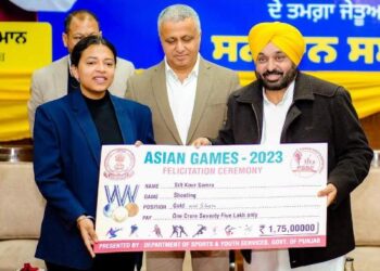 ਮੁੱਖ ਮੰਤਰੀ ਨੇ ਕੌਮਾਂਤਰੀ ਸ਼ੂਟਰ ਸਿਫ਼ਤ ਕੌਰ ਸਮਰਾ ਨੂੰ 1 ਕਰੋੜ 75 ਲੱਖ ਦਾ ਚੈੱਕ ਦੇ ਕੇ ਸਨਮਾਨਿਤ ਕੀਤਾ