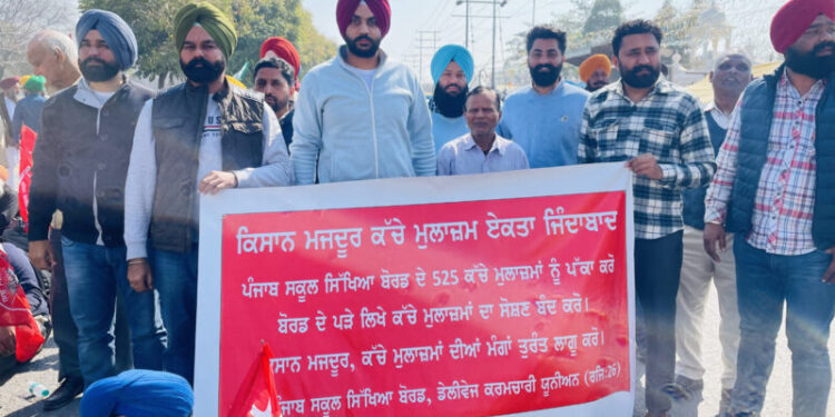 ਬੋਰਡ ਦੇ ਡੇਲੀਵੇਜ਼ ਕਰਮਚਾਰੀ ਵੀ ਹੋਏ ਗੁਰਦੁਆਰਾ ਸਿੰਘ ਸਹੀਦਾਂ ਸੁਹਾਣਾ ਵਿਖੇ ਧਰਨੇ ਵਿੱਚ ਸ਼ਾਮਿਲ