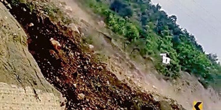 ਢਿੱਗਾਂ ਡਿੱਗਣ ਕਾਰਨ ਸ੍ਰੀਨਗਰ-ਜੰਮੂ ਕੌਮੀ ਮਾਰਗ ਤੇ ਆਵਾਜਾਈ ਬੰਦ