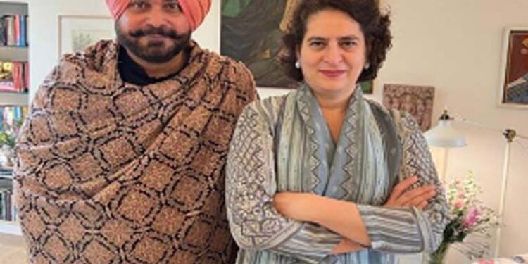 ਕਾਂਗਰਸ ਛੱਡਣ ਦੀ ਚਰਚਾ ਵਿਚਾਲੇ ਦਿੱਲੀ ਪਹੁੰਚੇ ਨਵਜੋਤ ਸਿੱਧੂ, ਪ੍ਰਿਯੰਕਾ ਗਾਂਧੀ ਨਾਲ ਕੀਤੀ ਮੁਲਾਕਾਤ