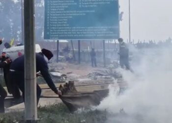 ਦਿਨ ਚੜ੍ਹਦਿਆਂ ਸ਼ੰਭੂ ਤੇ ਖਨੌਰੀ ਬਾਰਡਰਾਂ ’ਤੇ ਫਿਰ ਸ਼ੁਰੂ ਹੋਏ ਅੱਥਰੂ ਗੈਸ ਦੇ ਗੋਲੇ