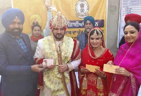 ਨਵ-ਵਿਆਹੀ ਜੋੜੀ ਨੂੰ ਵਿਆਹ ਦੇ 5 ਮਿੰਟ ‘ਚ ਹੋਇਆ ਰਜਿਸਟ੍ਰੇਸ਼ਨ ਸਰਟੀਫਿਕੇਟ ਜਾਰੀ
