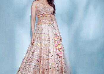 ਸੀਰਤ ਕਪੂਰ ਨੇ ਰਕੁਲ ਅਤੇ ਜੈਕੀ ਦੇ ਵਿਆਹ ਵਿੱਚ ਮਿਰਰ-ਸਟੱਡਡ ਘੱਗਰਾ ਚੋਲੀ ਵਿੱਚ ਹੈਰਾਨ ਕੀਤਾ