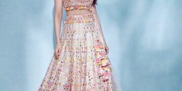 ਸੀਰਤ ਕਪੂਰ ਨੇ ਰਕੁਲ ਅਤੇ ਜੈਕੀ ਦੇ ਵਿਆਹ ਵਿੱਚ ਮਿਰਰ-ਸਟੱਡਡ ਘੱਗਰਾ ਚੋਲੀ ਵਿੱਚ ਹੈਰਾਨ ਕੀਤਾ