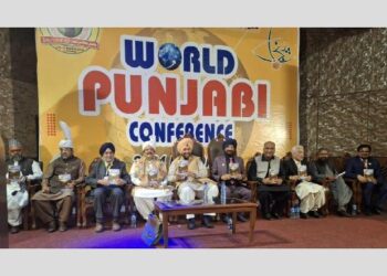 ਆਲਮੀ ਪੰਜਾਬੀ ਕਾਨਫਰੰਸ ਲਾਹੌਰ ‘ਚ ਚੜ੍ਹਦੇ ਪੰਜਾਬ ਦੇ ਸਾਹਿਤਕਾਰ ਡਾ. ਚਰਨਜੀਤ ਸਿੰਘ ਗੁੰਮਟਾਲਾ ਦੀ ਪੁਸਤਕ “ਕਿੱਸਾ ਹੀਰ ਦਮੋਦਰ” ਲੋਕ ਅਰਪਣ