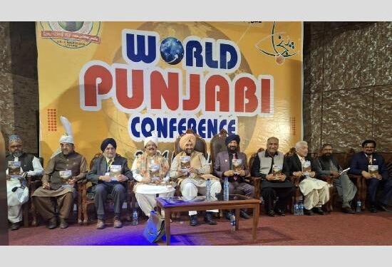 ਆਲਮੀ ਪੰਜਾਬੀ ਕਾਨਫਰੰਸ ਲਾਹੌਰ ‘ਚ ਚੜ੍ਹਦੇ ਪੰਜਾਬ ਦੇ ਸਾਹਿਤਕਾਰ ਡਾ. ਚਰਨਜੀਤ ਸਿੰਘ ਗੁੰਮਟਾਲਾ ਦੀ ਪੁਸਤਕ “ਕਿੱਸਾ ਹੀਰ ਦਮੋਦਰ” ਲੋਕ ਅਰਪਣ