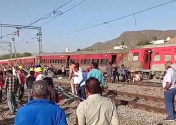 ਇੰਜਣ ਸਣੇ ਪਟੜੀ ਤੋਂ ਉਤਰੇ ਸਾਬਰਮਤੀ-ਆਗਰਾ ਸੁਪਰਫਾਸਟ ਰੇਲਗੱਡੀ ਦੇ 4 ਡੱਬੇ