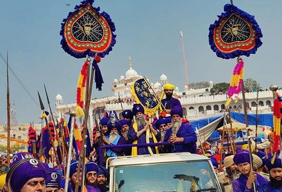 ਨਿਹੰਗ ਸਿੰਘ ਜਥੇਬੰਦੀਆਂ ਨੇ ਨਿਹੰਗ ਮੁਖੀ ਬਾਬਾ ਬਲਬੀਰ ਸਿੰਘ ਸ਼੍ਰੋਮਣੀ ਪੰਥ ਅਕਾਲੀ ਬੁੱਢਾ ਦਲ ਦੀ ਅਗਵਾਈ ‘ਚ ਸਜਾਇਆ ਮਹੱਲਾ