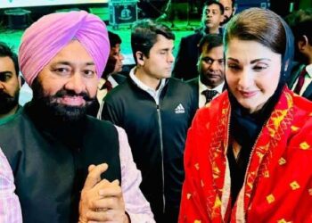 ਲਾਹੌਰ: CM ਮਰੀਅਮ ਨਵਾਜ਼ ਨੂੰ ਫੁਲਕਾਰੀ ਭੇਟ ਕੀਤੀ ਚੜ੍ਹਦੇ ਪੰਜਾਬ ਦੇ ਲੇਖਕਾਂ ਤੇ ਬੁੱਧੀਜੀਵੀਆਂ ਨੇ