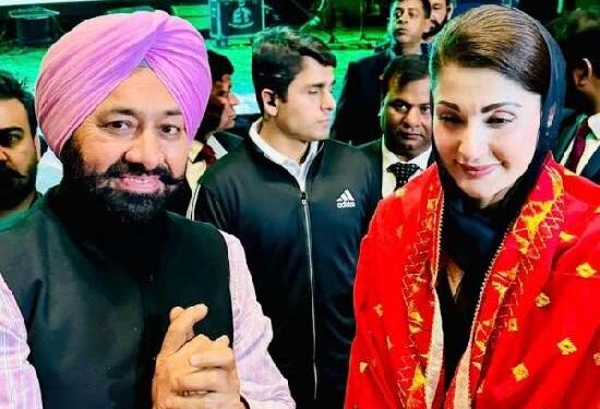ਲਾਹੌਰ: CM ਮਰੀਅਮ ਨਵਾਜ਼ ਨੂੰ ਫੁਲਕਾਰੀ ਭੇਟ ਕੀਤੀ ਚੜ੍ਹਦੇ ਪੰਜਾਬ ਦੇ ਲੇਖਕਾਂ ਤੇ ਬੁੱਧੀਜੀਵੀਆਂ ਨੇ