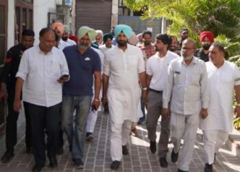 ਲੋਕ ਸਭਾ ਚੋਣਾਂ: ਬਠਿੰਡਾ ’ਚ ਲੋਕਾਂ ਦੇ ਬੂਹੇ ਖੜਕਾਉਣ ਲੱਗਿਆ ਰਾਜਾ ਵੜਿੰਗ