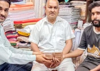 ਅਧਿਆਪਕ ਕਪਿਲ ਮੋਹਨ ਨੂੰ ਮਿਲਿਆ ਨਕਦੀ ਅਤੇ ਦਸਤਾਵੇਜ਼ਾਂ ਨਾਲ ਭਰਿਆ ਪਰਸ ਮਾਲਕ ਵਾਪਿਸ ਕੀਤਾ