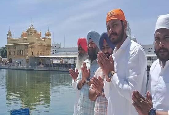 ਗੁਰਦਾਸਪੁਰ ਤੋਂ AAP ਉਮੀਦਵਾਰ ਸ਼ੈਰੀ ਕਲਸੀ ਹੋਏ ਸ੍ਰੀ ਦਰਬਾਰ ਸਾਹਿਬ ਨਤਮਸਤਕ