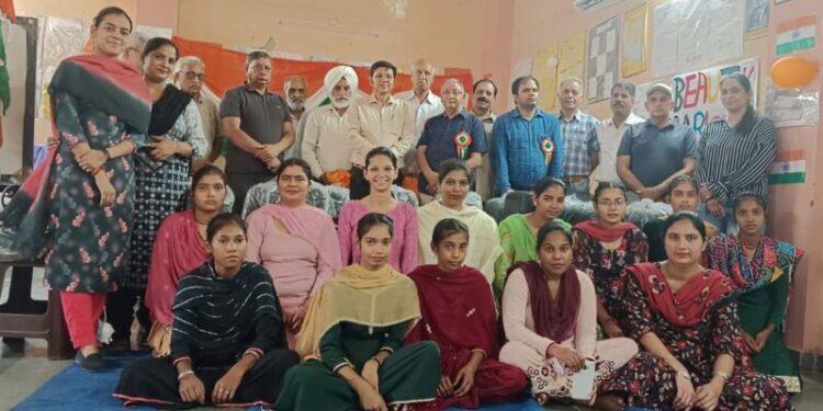 ਸਿਲਾਈ ਦੀ ਟ੍ਰੇਨਿੰਗ ਕਰਨ ਵਾਲੀਆਂ ਲੜਕੀਆਂ ਨੂੰ ਮੁਫਤ ਮਸ਼ੀਨਾਂ ਦਿਤੀਆਂ