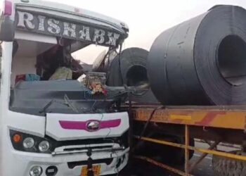 ਸ਼ਰਧਾਲੂਆਂ ਨਾਲ ਭਰੀ ਬੱਸ ਦੀ ਟਰਾਲੇ ਨਾਲ ਟੱਕਰ ਕਾਰਨ ਦੋ ਔਰਤਾਂ ਦੀ ਮੌਤ, 15 ਜ਼ਖਮੀ