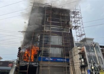 ਦਿੱਲੀ ‘ਚ ਤਿੰਨ ਮੰਜ਼ਿਲਾ ਇਮਾਰਤ ਨੂੰ ਲੱਗੀ ਅੱਗ