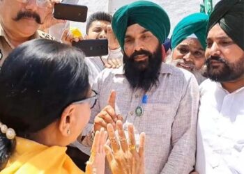 ਗੁਰਦੁਆਰਾ ਸਾਹਿਬ ਮੱਥਾ ਟੇਕਣ ਆਈ ਭਾਜਪਾ ਉਮੀਦਵਾਰ ਅਨੀਤਾ ਸੋਮਨਾਥ ਨੂੰ ਕਿਸਾਨਾਂ ਨੇ ਘੇਰਿਆ, ਪੁੱਛੇ ਸਵਾਲ