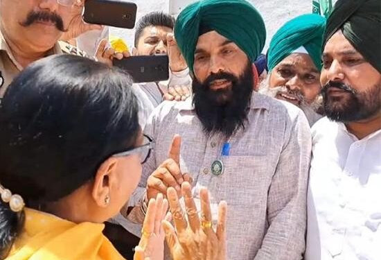 ਗੁਰਦੁਆਰਾ ਸਾਹਿਬ ਮੱਥਾ ਟੇਕਣ ਆਈ ਭਾਜਪਾ ਉਮੀਦਵਾਰ ਅਨੀਤਾ ਸੋਮਨਾਥ ਨੂੰ ਕਿਸਾਨਾਂ ਨੇ ਘੇਰਿਆ, ਪੁੱਛੇ ਸਵਾਲ