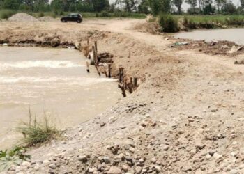 River Bridge: ਬਿਆਸ ਦਰਿਆ ‘ਤੇ ਕਿਸੇ ਨੇ ਆਪ ਹੀ ਬਣਾ ਦਿੱਤਾ ਮਿੱਟੀ ਦਾ ਪੁਲ ਪਰ ਲੋਕਾਂ ਨੂੰ ਦਿੰਦੇ ਲੰਘਣ