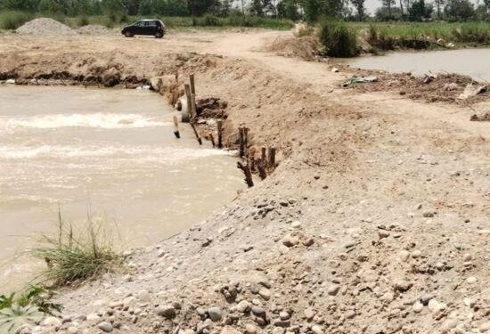 River Bridge: ਬਿਆਸ ਦਰਿਆ ‘ਤੇ ਕਿਸੇ ਨੇ ਆਪ ਹੀ ਬਣਾ ਦਿੱਤਾ ਮਿੱਟੀ ਦਾ ਪੁਲ ਪਰ ਲੋਕਾਂ ਨੂੰ ਦਿੰਦੇ ਲੰਘਣ