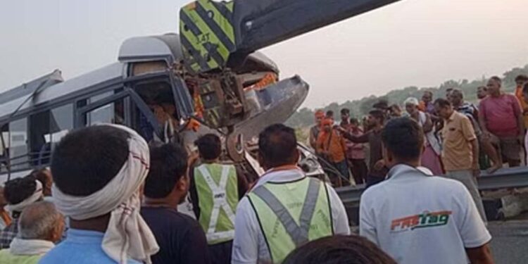 ਸੜਕ ਕਿਨਾਰੇ ਖੜ੍ਹੇ ਡੰਪਰ ਨਾਲ ਟਕਰਾਈ ਸ਼ਰਧਾਲੂਆਂ ਨਾਲ ਭਰੀ ਬੱਸ, ਚਾਰ ਵਿਅਕਤੀਆਂ ਦੀ ਮੌਤ