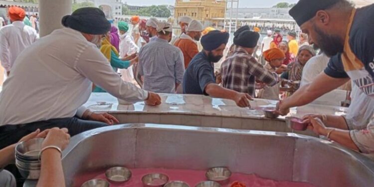 ਸ੍ਰੀ ਗੁਰੂ ਅਰਜਨ ਦੇਵ ਜੀ ਦੇ ਸ਼ਹੀਦੀ ਦਿਹਾੜੇ ਮੌਕੇ ਸ੍ਰੀ ਹਰਿਮੰਦਰ ਸਾਹਿਬ ਵਿੱਚ ਵੱਡੀ ਗਿਣਤੀ ਸੰਗਤਾਂ ਹੋਈਆਂ ਨਤਮਸਤਕ