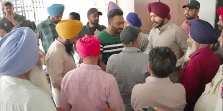 MLA ਸ਼ੈਰੀ ਕਲਸੀ ਨੇ ਅਧਿਕਾਰੀਆਂ ਨੂੰ ਲੋਕਾਂ ਦੀਆਂ ਮੁਸ਼ਕਿਲਾਂ ਹੱਲ ਕਰਨ ਦੇ ਦਿੱਤੇ ਦਿਸ਼ਾ-ਨਿਰਦੇਸ਼
